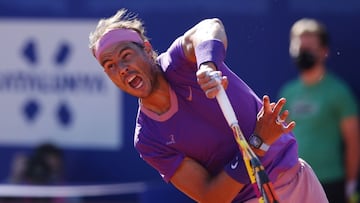 Rafa Nadal ejecuta un saque en el Conde de Godó.
