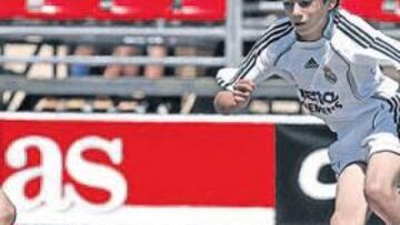 <b>FÚTBOL EN LOS GENES. </b>Enzo, hijo de Zinedine Zidane, mostró sus buenas maneras defendiendo la camiseta del Real Madrid.