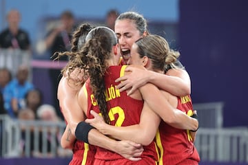 La selección española femenina de baloncesto de 3x3 gana a Francia por un resultado de 12-17. De esta manera, las españolas se colocan líderes junto a Canadá. 