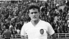 Roberto Gil debutó con el primer equipo del Valencia CF en 1959 y allí permaneció hasta su retirada a mediados de la campaña 1970-71. Contribuyó a la obtención de 2 títulos de Copas de Ferias, 1 Copa y 1 Liga para el Valencia.