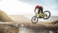 Danny MacAskill apoyado con su rueda delantera de la e-bike de MTB Santa Cruz Heckler en su Escocia natal.