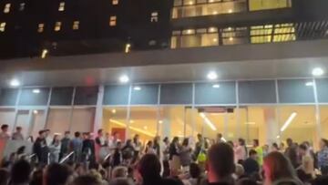 Una española debe pagar 1.500 euros a los bomberos tras quemar una pizza en el microondas