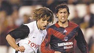 <b>DESEADO. </b>Caneira persigue a Angulo durante el partido de cuartos de final de UEFA 2003-04.