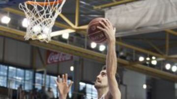 Joan Sastre entra a canasta en el partido contra el Montakit Fuenlabrada.