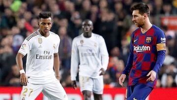 Rodrygo justo a Messi, en un Clásico.