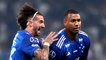Soccer Football - Copa Sudamericana - Round of 16 - Second Leg - Cruzeiro v Boca Juniors - Estadio Mineirao, Belo Horizonte, Brazil - August 22, 2024 Cruzeiro's Walace celebrates scoring their second goal with Lautaro Diaz REUTERS/Cris Mattos