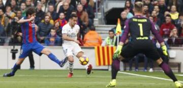 Sergi Roberto tries to block a Lucas Vazquez cross