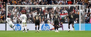 Lanzó el brasileño a su derecha, pero el portero del Valencia le adivinó las intenciones. 