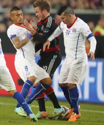 Arturo Vidal ante Mario Götze en el duelo entre Chile y Alemania de marzo del 2014.