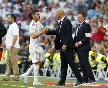 El jugador colombiano fue cambiado en el minuto 56 por Vinícius. En la salida, James dirigió unas palabras a su entrenador Zidane.