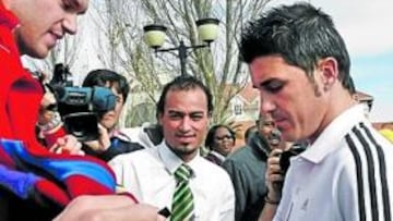 Villa firmando autógrafos