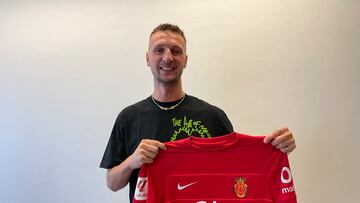 Van der Heyden, central belga del Real Mallorca posa con la camiseta bermellona