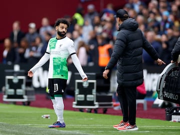 Mohamed Salah y Jürgen Klopp, jugador y entrenador del Liverpool, discuten en la banda.