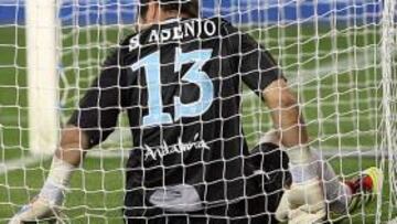 <b>DEBUT NEFASTO. </b> Asenjo no tuvo su mejor día y el Málaga terminó goleado por el Sevilla.