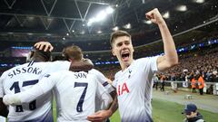 Soccer Football - Champions League Round of 16 First Leg - Tottenham Hotspur v Borussia Dortmund - Wembley Stadium, London, Britain - February 13, 2019  Tottenham&#039;s Juan Foyth celebrates their third goal scored by Fernando Llorente (not pictured)    