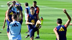 Pau Torres en un entrenamiento con la Selección.