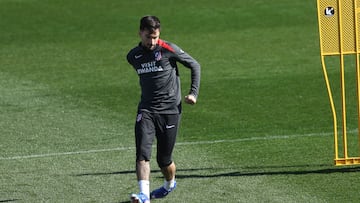 MAJADAHONDA (CA. MADRID), 23/02/2026.- El jugador del Atlético de Madrid, Álex Baena durante el entrenamiento llevado a cabo este lunes en la Ciudad Deportiva de Majadahonda, para preparar el partido de Liga de Campeones que mañana disputarán ante el Club Brujas. EFE/ Kiko Huesca