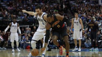 DALLAS, TX - JANUARY 07: Andrew Bogut #6 of the Dallas Mavericks runs for the loose ball against Dwight Howard #8 of the Atlanta Hawks at American Airlines Center on January 7, 2017 in Dallas, Texas. NOTE TO USER: User expressly acknowledges and agrees that, by downloading and or using this photograph, User is consenting to the terms and conditions of the Getty Images License Agreement. Ronald Martinez/Getty Images/AFP
== FOR NEWSPAPERS, INTERNET, TELCOS & TELEVISION USE ONLY ==