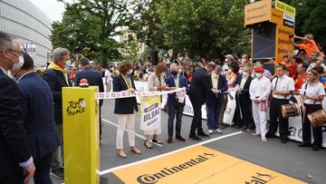 Varias personas durante un acto previo a la salida de la primera etapa del Tour de Francia, a 1 de julio de 2023, en Bilbao, Vizcaya, País Vasco (España). Esta primera etapa del Tour de Francia cuenta con un recorrido de 182 kilómetros. Tiene su salida (San Mamés) y llegada (Parque Etxebarria) en Bilbao, aunque los ciclistas pasarán por cerca de 40 localidades vizcaínas.
01 JULIO 2023;CICLISMO;BICI;BICICLETA;CARRERA;BANDERA
H.Bilbao / Europa Press
01/07/2023