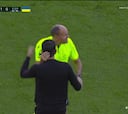 La escena del beso y abrazo entre Mateu Lahoz y Xavi que precedió a la tormenta