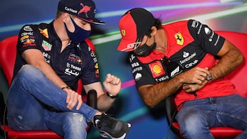 Max Verstappen (Red Bull) y Carlos Sainz (Ferrari). Jeddah Corniche, Arabia Saud&iacute;. F1 2022.