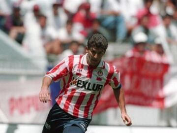 Tras su paso por el Real Oviedo, el 'Chepo' regresó al fútbol mexicano con Puebla en la 1989-1991, en ese tiempo Néstor jugada con los Tecos en lo que significaron sus últimos años como futbolista.