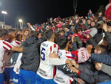 El Barbastro celebra el pase a la siguiente ronda de la Copa del Rey tras ganar 2-0 al Espanyol.