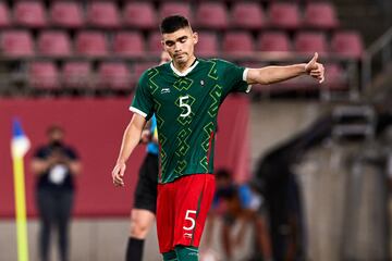 Johan Vásquez en un partido con el Tri Olímpico