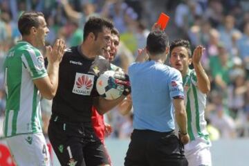 El colegiado del encuentro, Velasco Carballo (c ), expulsa al jugador del Real Betis, Juan Carlos (d), durante el partido correspondiente a la trigesimo tercera jornada de Liga BBVA, disputado hoy frente al Sevilla en el estadio Benito Villamarin.