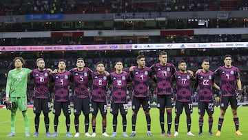 Jugadores de la Selección Mexicana cantan el Himno Nacional previo al juego contra Estados Unidos