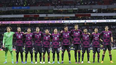 Jugadores de la Selección Mexicana cantan el Himno Nacional previo al juego contra Estados Unidos