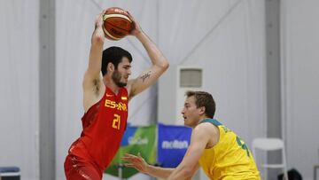 BAS120. RÍO DE JANEIRO (BRASIL), 3/8/2016.- El alero de la selección española Alex Abrines (i) disputa el balón ante el escolta de la selección australiana Ryan Broekhoff (d), en el partido de entrenamiento ante Australia hoy, miércoles 3 de agosto de 2016, en el marco de los juegos olímpicos de Río 2016, en el Parque de los Atletas en Rio de Janeiro (Brasil). EFE/Jorge Zapata