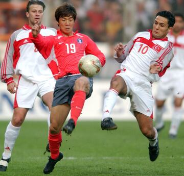 Jugador nacido en Hesse, Alemania, de origen turco. Defendió los colores del país de sus padres. En 2002 era titular con el Bayer Leverkusen que perdió la final de Champions League ante el Real Madrid y fue uno de los más destacados en la Turquí­a que se alzó con el tercer puesto en el Mundial de Corea y Japón.