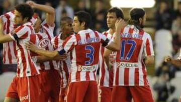 <b>ALEGRÍA. </b>Los jugadores del Atlético celebran el gol conseguido ante el Racing. Luego, acabarían perdiendo el encuentro.