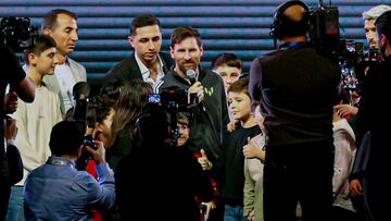 BAKÚ , 11/12/2024.-El legendario futbolista argentino Lionel Messi se dio hoy un baño de masas en Bakú, donde fue agasajado por miles de admiradores que le recibieron jubilosamente con camisetas de la selección de Argentina y del Barça y entre gritos de "¡Gran Messi!", "¡Eres un genio!" y "¡Eres el mejor!". EFE/ Aziz Karimov