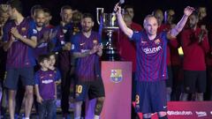 Iniesta regal&oacute; a sus compa&ntilde;eros un obsequio antes de marcharse.