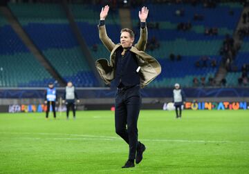 Sin duda, el entrenador más prometedor del mundo. A sus 33 años ya ha conseguido clasificar al Hoffenheim a la Champions, hacer lo mismo con el Leipzig y, además, llevar a este último a una semifinal de Champions. Empezó a entrenar a los 20 años en categorías inferiores y poco a poco fue creciendo hasta llegar a ser el segundo de Thomas Tuchel en el Augsburgo. Aunque ahora su mentor entrene al PSG, pocas son las voces que piensan que el alumno no superará, y con creces, al maestro