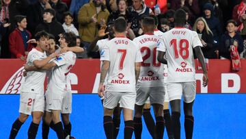 SEVILLA. 11/02/2023.- Los jugadores del Sevilla FC celebran el gol de Bryan Gil (3i), durante el encuentro correspondiente a la jornada 21 de la Liga Santander que Sevilla FC y RCD Mallorca disputan hoy sábado en el estadio Ramón Sánchez-Pizjúan, en Sevilla. EFE/ Raúl Caro.
