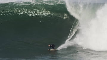 Surfista surfeando en Roka Puta, Febrero 2019.