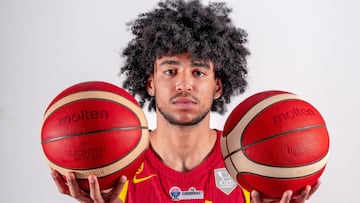 Izan Almansa, pívot de la Selección, posa para la entrevista de AS.