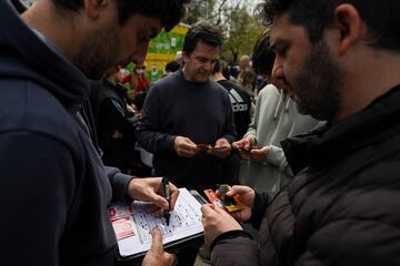 La fiebre por los cromos del Mundial de Qatar ha conseguido que el parque Rivadavia de Buenos Aires, se llene de gente intercambiando cromos. Muchos de ellos hacen fila desde la madrugada para conseguir los pocos sobres disponibles y terminar el albúm del Mundial de Qatar.