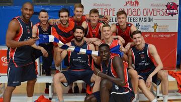 Los jugadores del Baskonia posan con una bufanda del Alav&eacute;s.