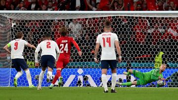 2-1. Harry Kane marca el segundo gol tras lanzar un penalti, parar Kasper Schmeichel y volver a disparar el rechace del portero danés.