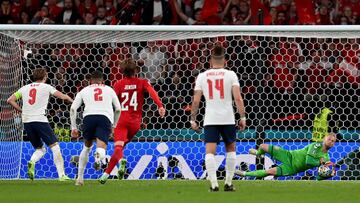 2-1. Harry Kane marca el segundo gol tras lanzar un penalti, parar Kasper Schmeichel y volver a disparar el rechace del portero dan¨¦s.