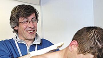 CUIDADOS. José Ignacio Funes presta asistencia al equipo español.