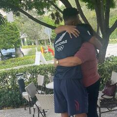 El abrazo que emociona a Chile: “Soñaba con ese momento, no sabía cuándo lo volvería a ver”