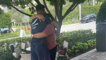 El abrazo que emociona a Chile: “Soñaba con ese momento, no sabía cuándo lo volvería a ver”