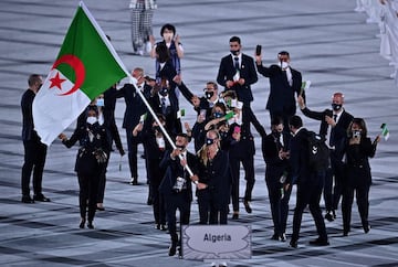 El abanderado de Argelia, Amel Melih, y el abanderado de Argelia, Mohamed Flissi, encabezan la delegación durante la ceremonia de apertura de los Juegos Olímpicos de Tokio 2020