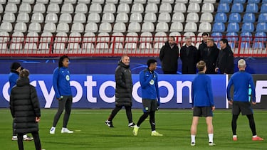 Barcelona's German coach Hans-Dieter Flick (C) directs a training session on the eve of the UEFA Champions League, league phase day 4 football match between Crvena Zvezda and FC Barcelona at the Rajko Mitic stadium in Belgrade, on November 5, 2024. (Photo by Andrej ISAKOVIC / AFP)