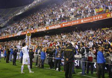 Arbeloa parades the Copa del Rey, Real Madrid beating Barcelona in extra-time at Mestalla in 2011